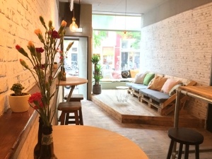 Een sfeerbeeld van ons gezellige zithoek in Café Joost